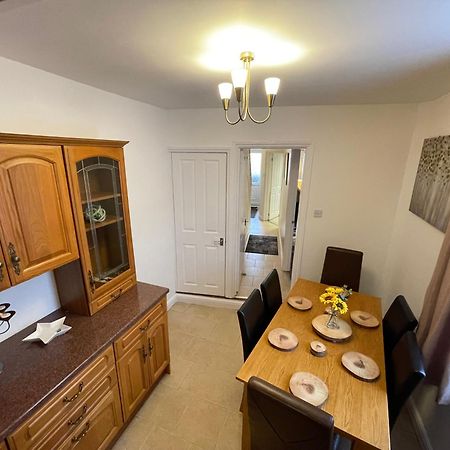 Апартаменты Beanies Lornestreet Four Bed House Суиндон Экстерьер фото