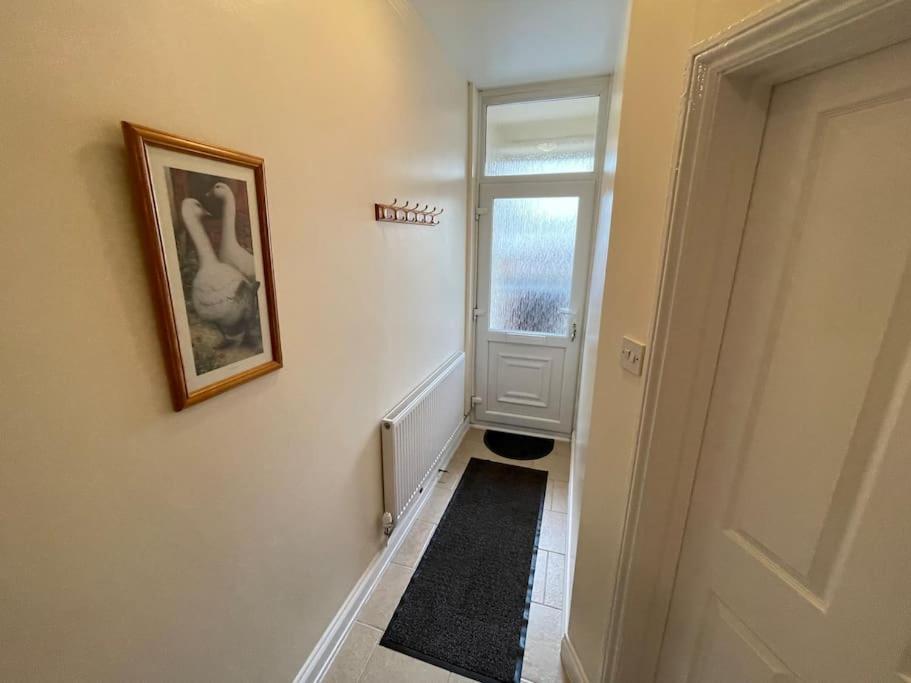 Апартаменты Beanies Lornestreet Four Bed House Суиндон Экстерьер фото