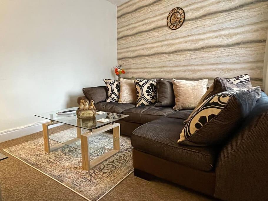 Апартаменты Beanies Lornestreet Four Bed House Суиндон Экстерьер фото