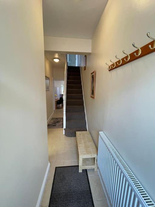 Апартаменты Beanies Lornestreet Four Bed House Суиндон Экстерьер фото