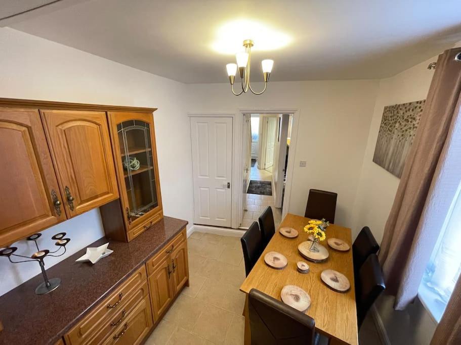 Апартаменты Beanies Lornestreet Four Bed House Суиндон Экстерьер фото