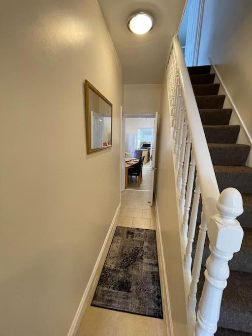 Апартаменты Beanies Lornestreet Four Bed House Суиндон Экстерьер фото