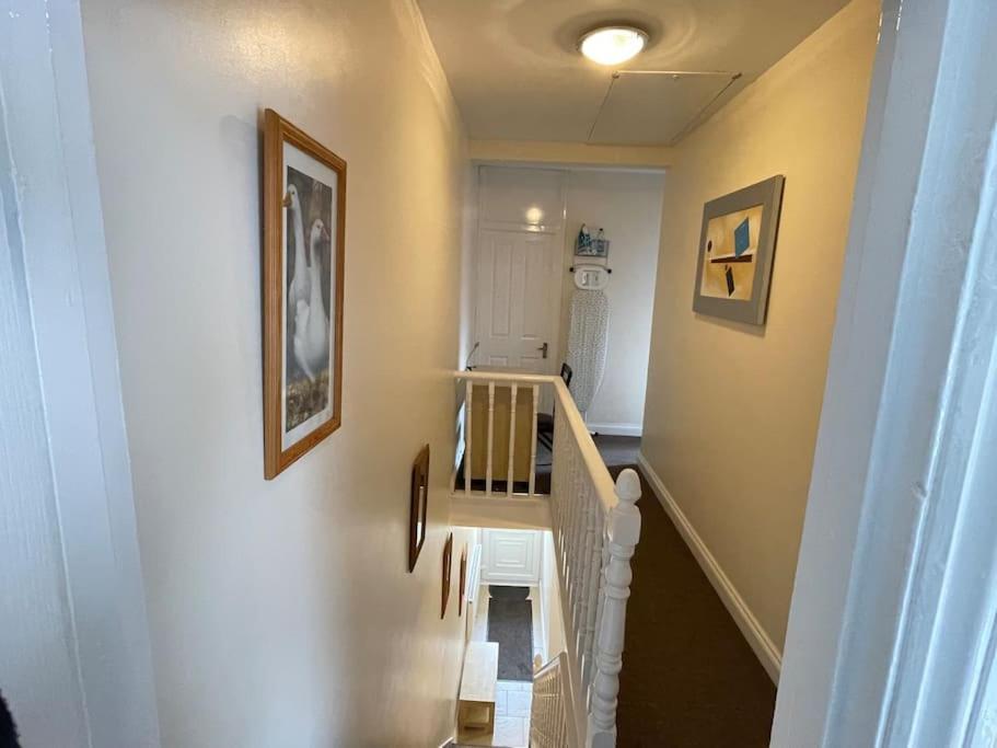 Апартаменты Beanies Lornestreet Four Bed House Суиндон Экстерьер фото