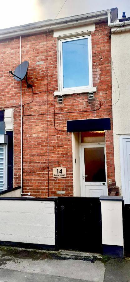 Апартаменты Beanies Lornestreet Four Bed House Суиндон Экстерьер фото