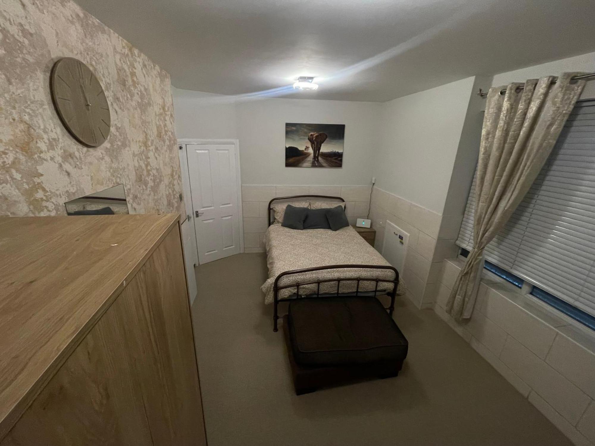 Апартаменты Beanies Lornestreet Four Bed House Суиндон Экстерьер фото