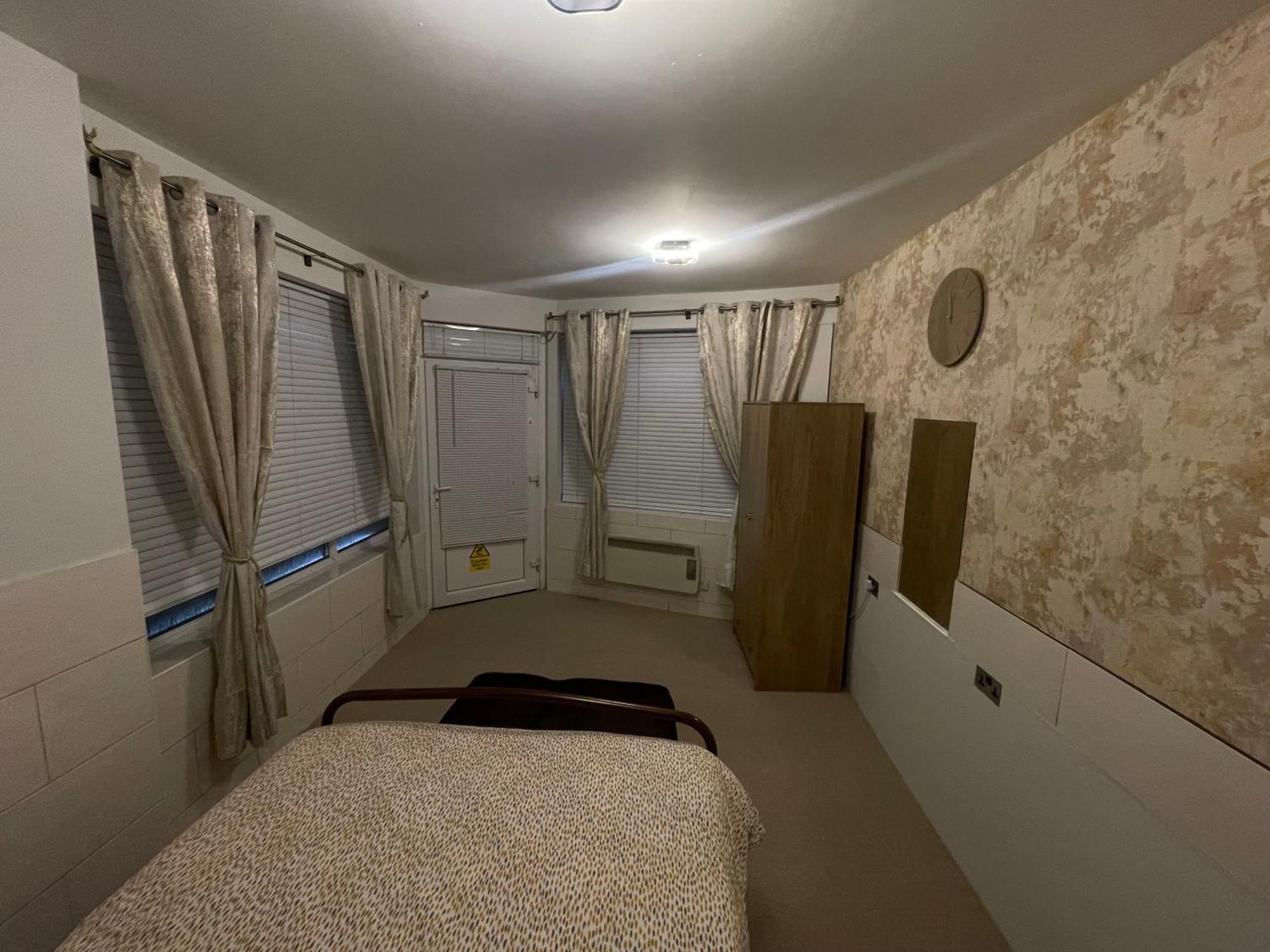 Апартаменты Beanies Lornestreet Four Bed House Суиндон Экстерьер фото