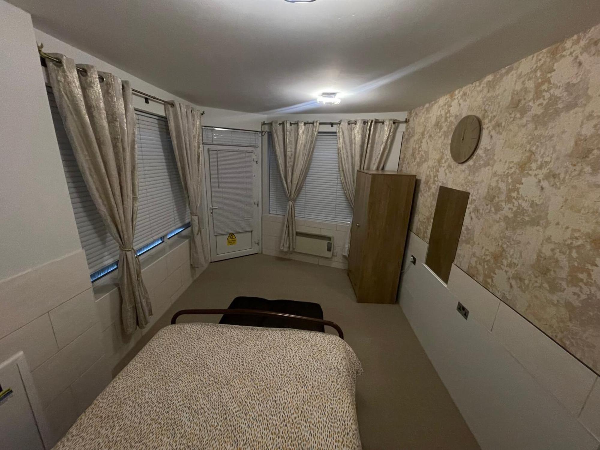 Апартаменты Beanies Lornestreet Four Bed House Суиндон Экстерьер фото