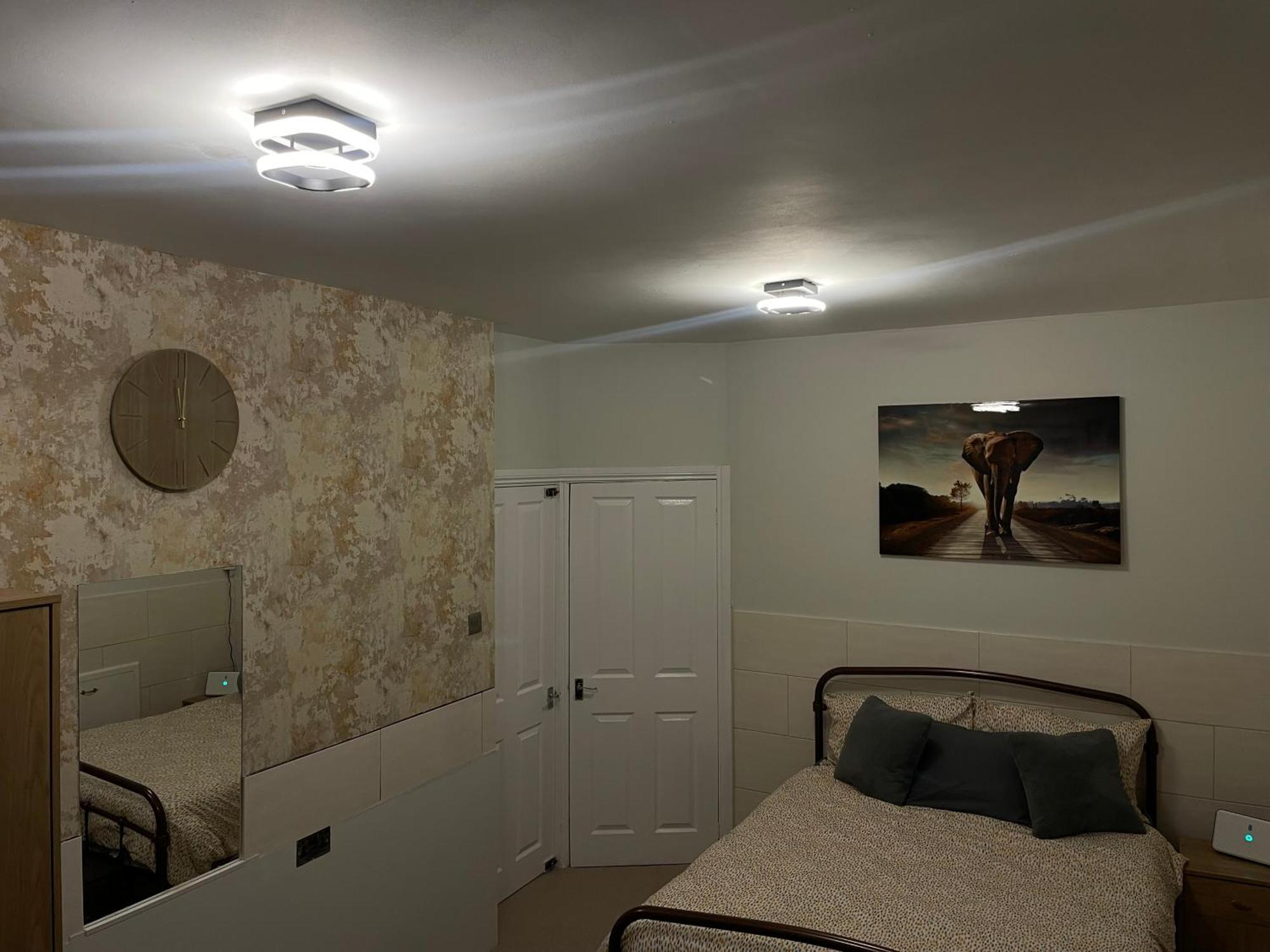 Апартаменты Beanies Lornestreet Four Bed House Суиндон Экстерьер фото