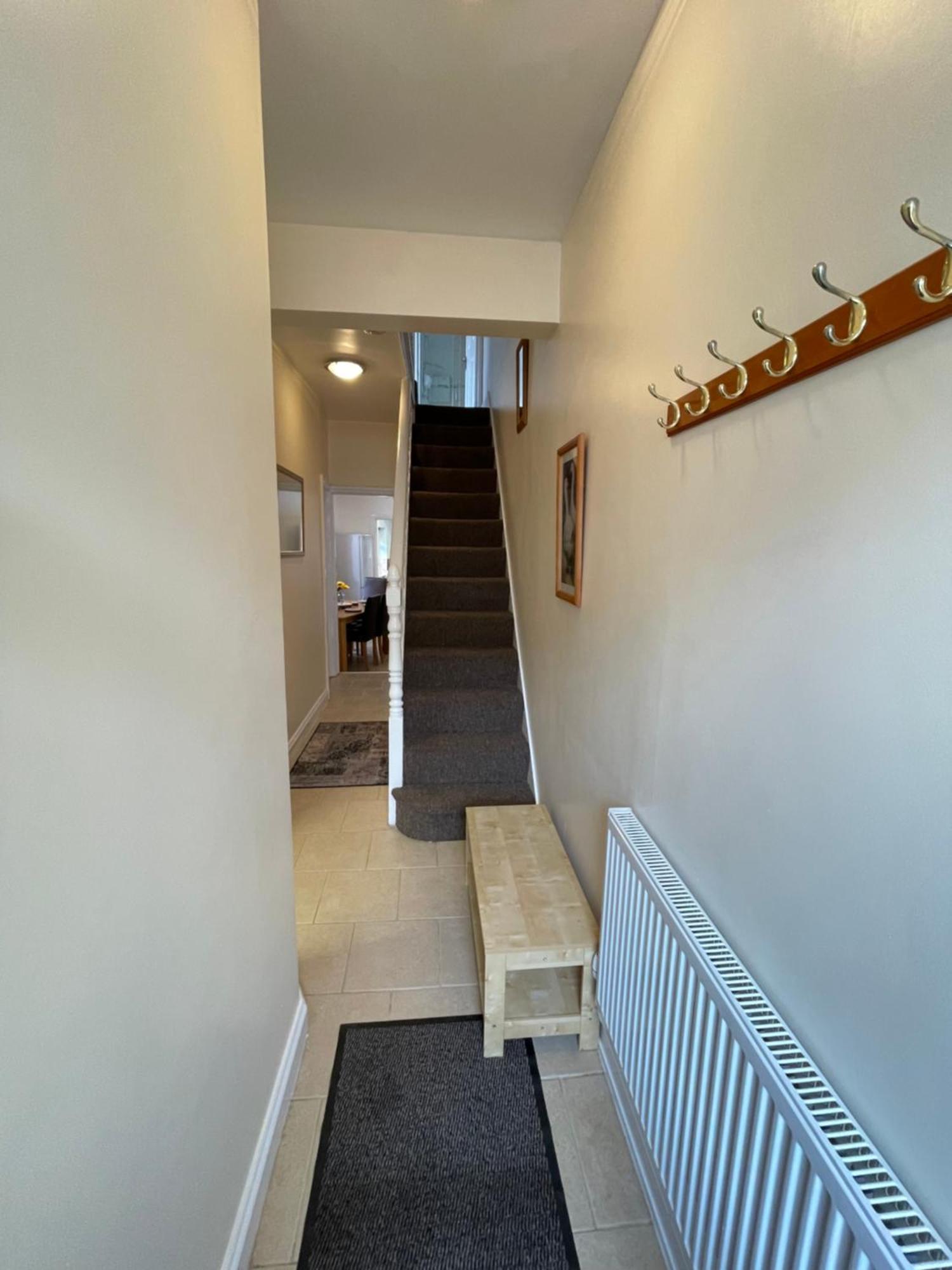 Апартаменты Beanies Lornestreet Four Bed House Суиндон Экстерьер фото