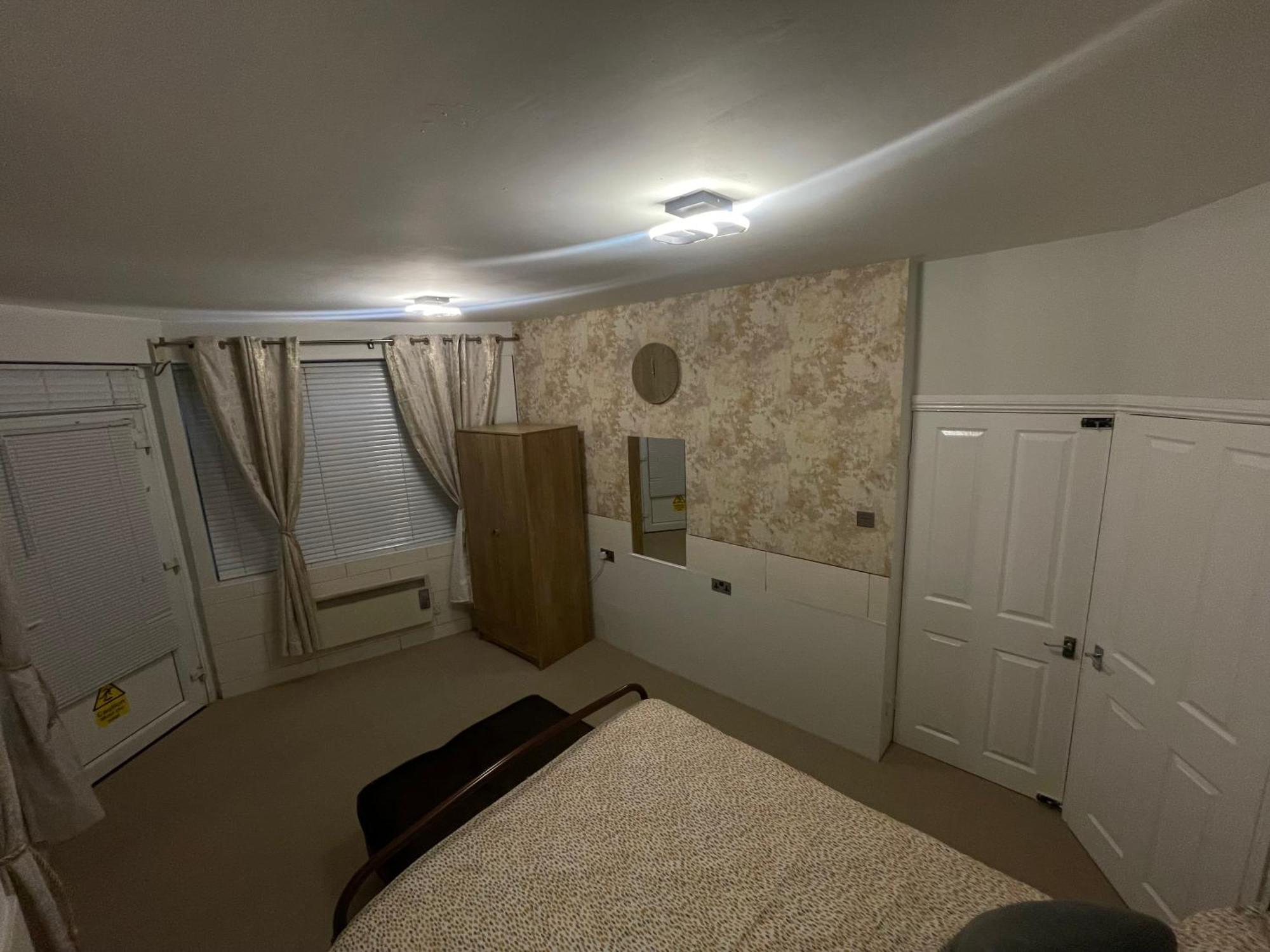 Апартаменты Beanies Lornestreet Four Bed House Суиндон Экстерьер фото
