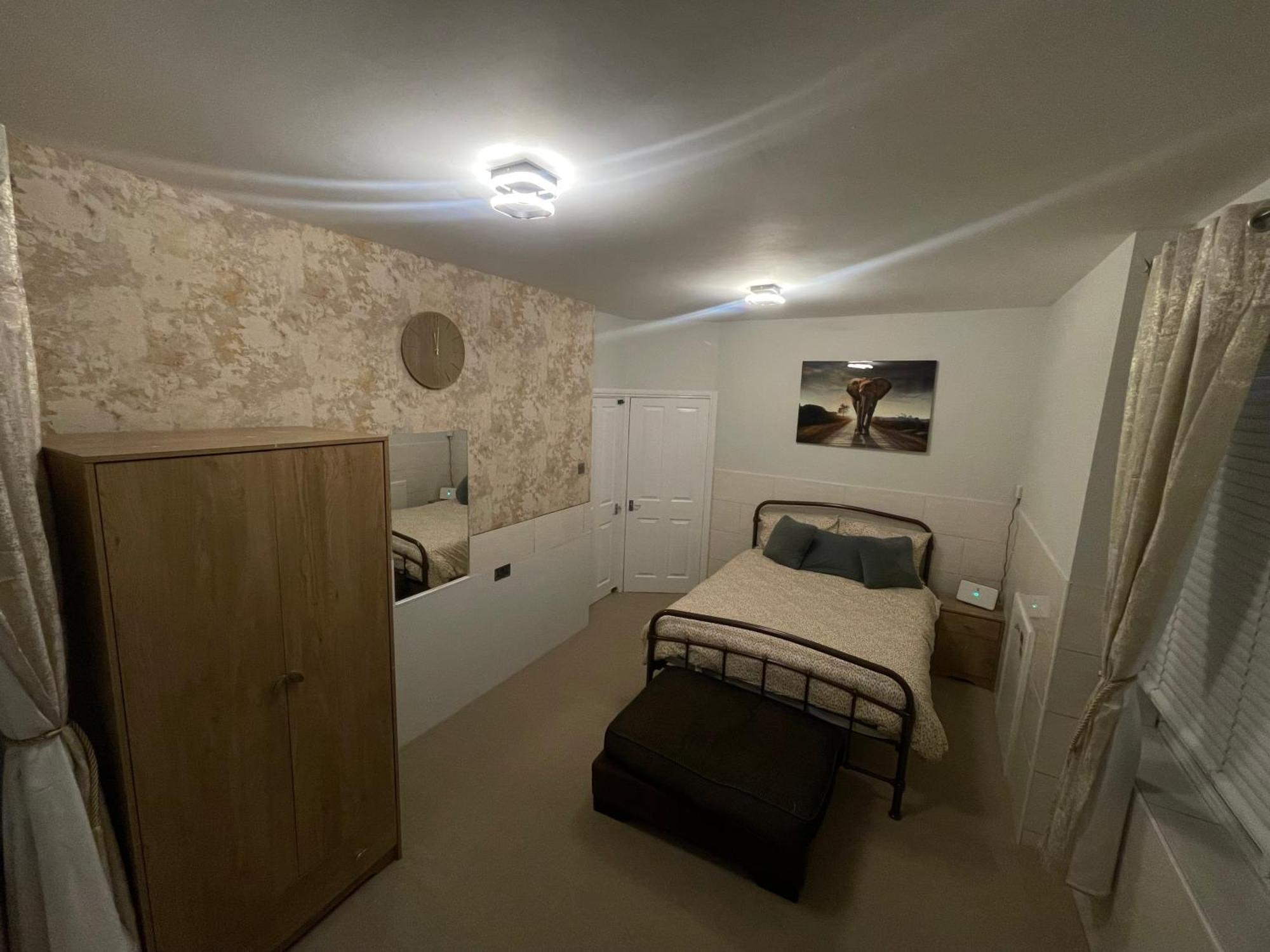 Апартаменты Beanies Lornestreet Four Bed House Суиндон Экстерьер фото