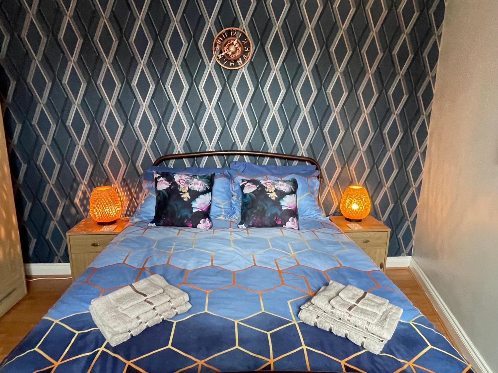 Апартаменты Beanies Lornestreet Four Bed House Суиндон Экстерьер фото