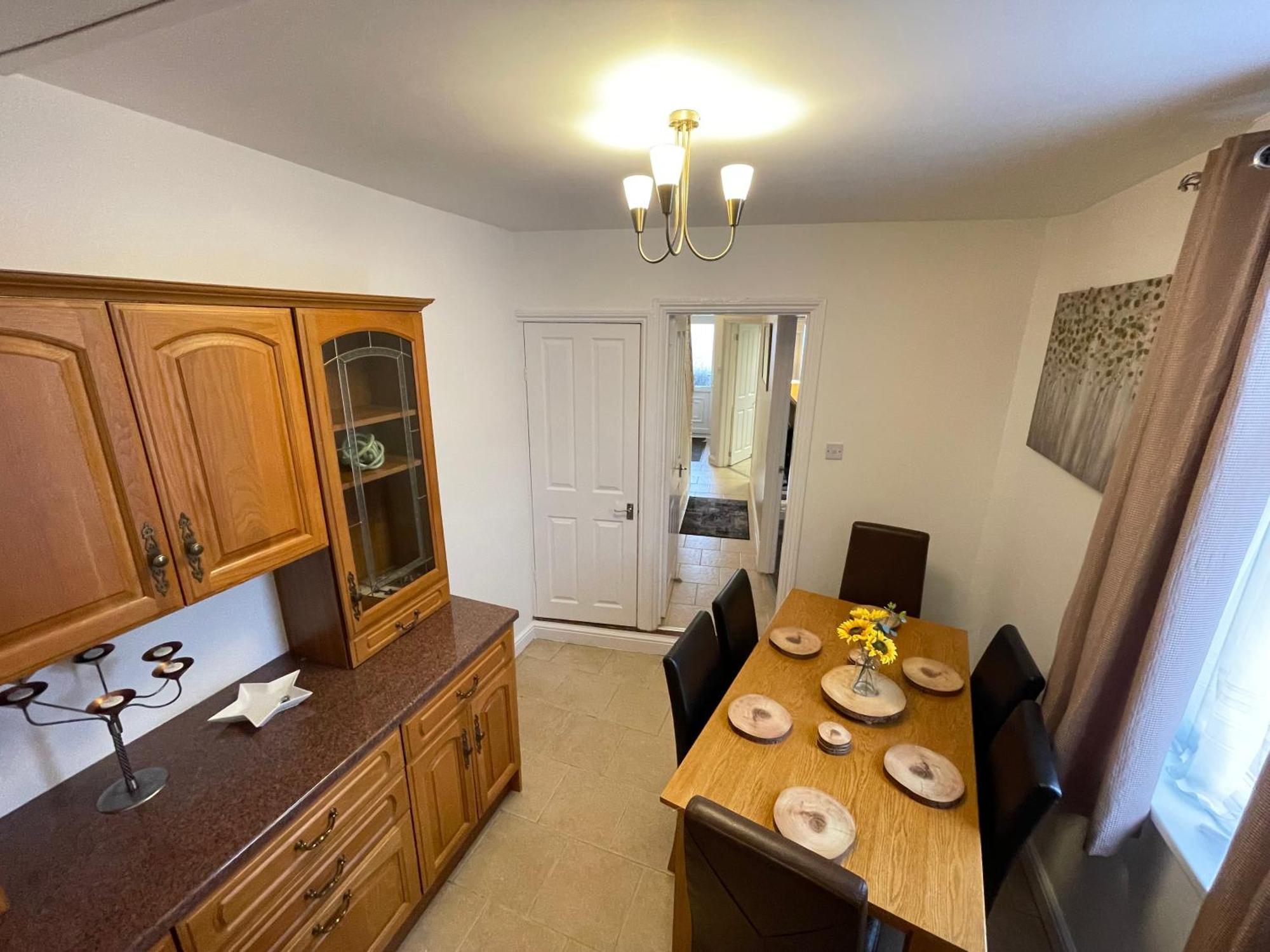 Апартаменты Beanies Lornestreet Four Bed House Суиндон Экстерьер фото