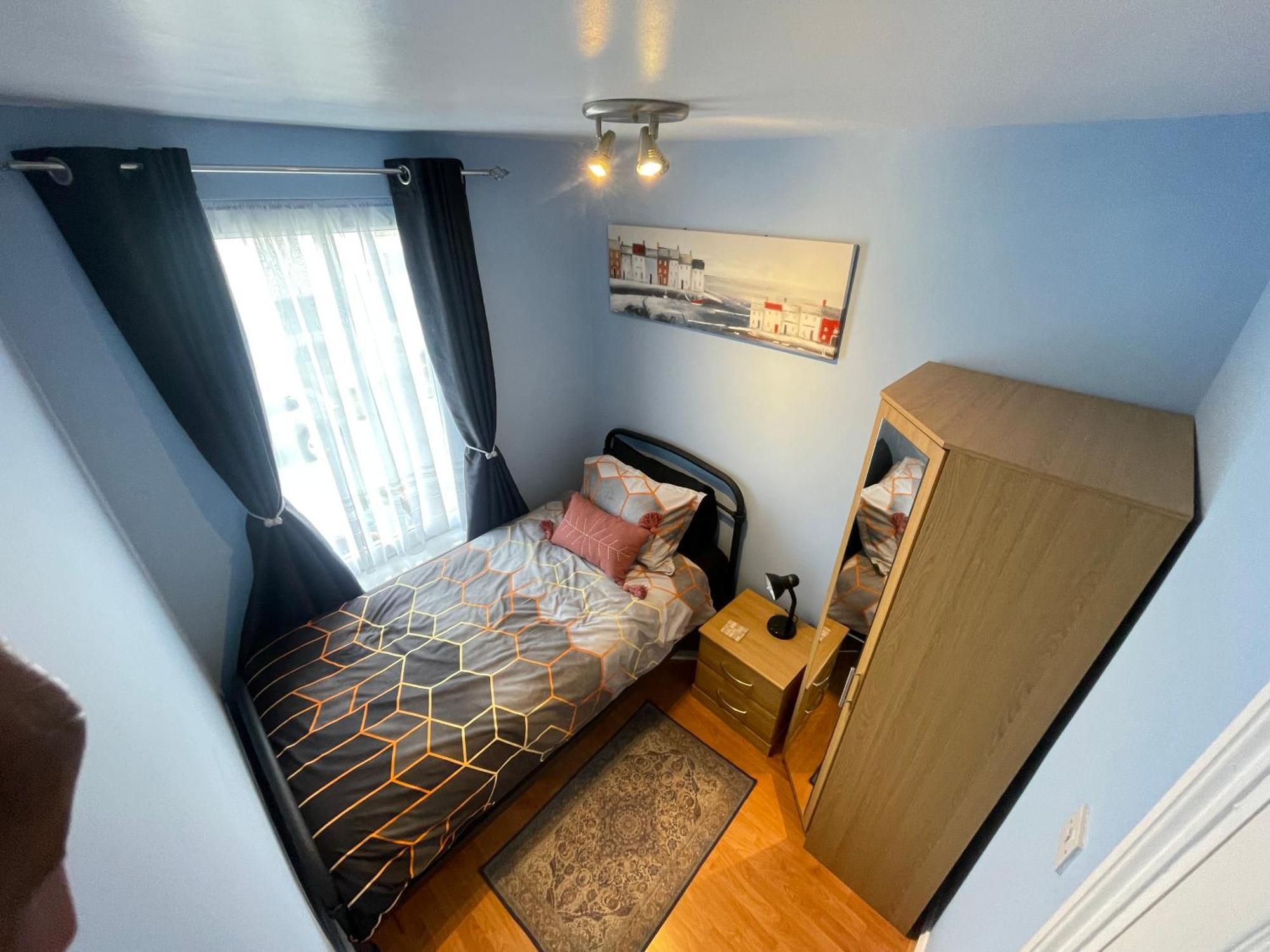 Апартаменты Beanies Lornestreet Four Bed House Суиндон Экстерьер фото